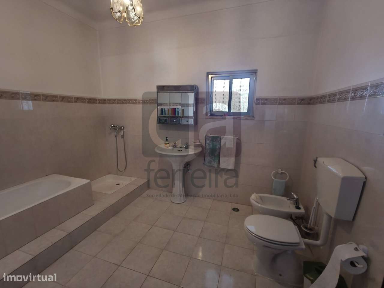 Moradia T5 na Azinhaga – Espaço e localização privilegiada-13