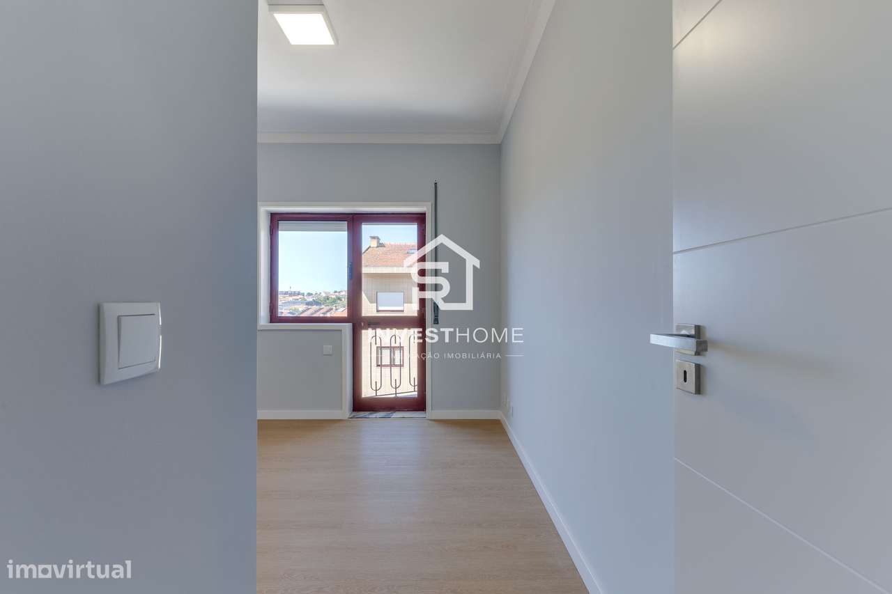 Apartamento T2+1 | Renovado | Boas Áreas | Varanda | 2 Lugares Garagem-32