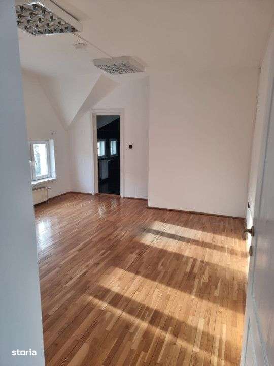 Vila de 688 mp, 700mp teren, 10 parcari, garaj de 60mp - Imagine principală: 5/11