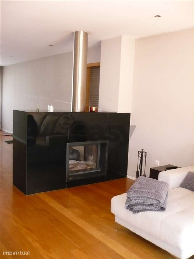 MORADIA EM BANDA T4 COM JARDIM-5