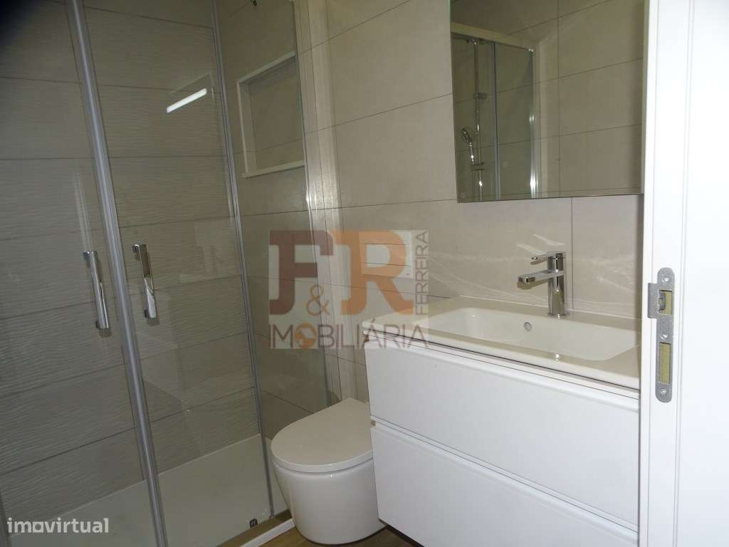 Moradia Geminada Triplex T3+1 com Cave Fernão Ferro-23