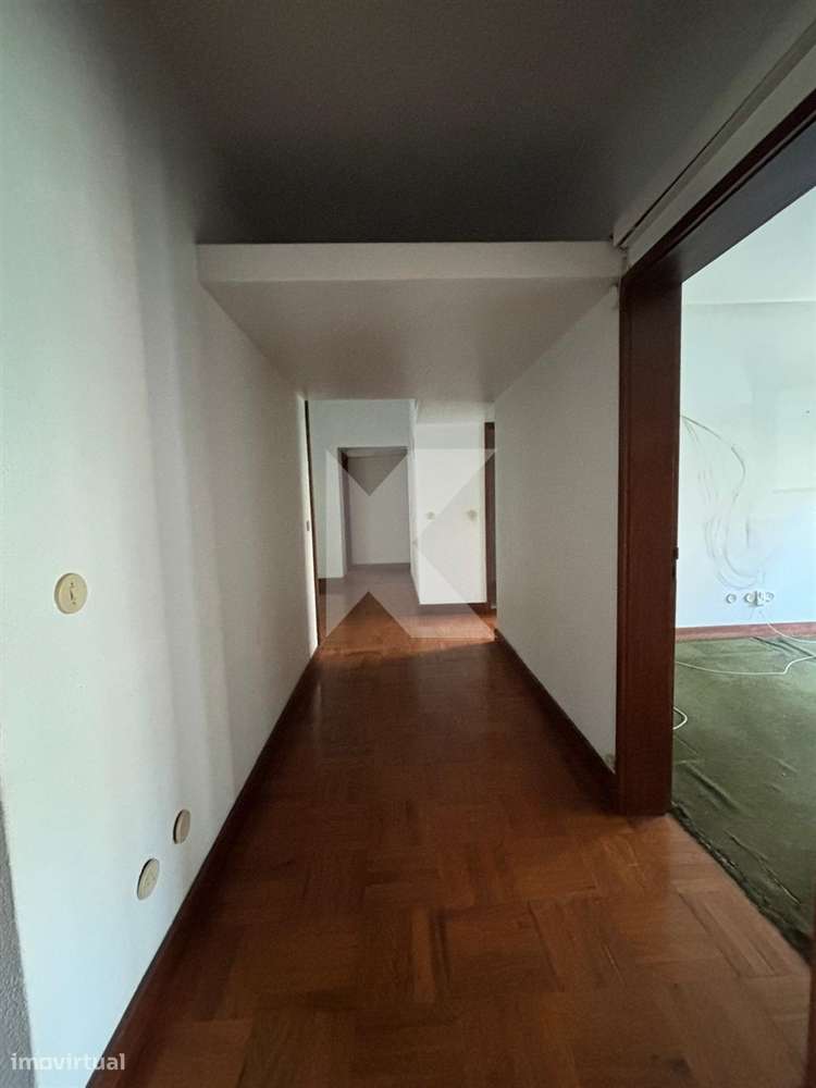 Apartamento T4 com garagem junto ao Rio Douro-17