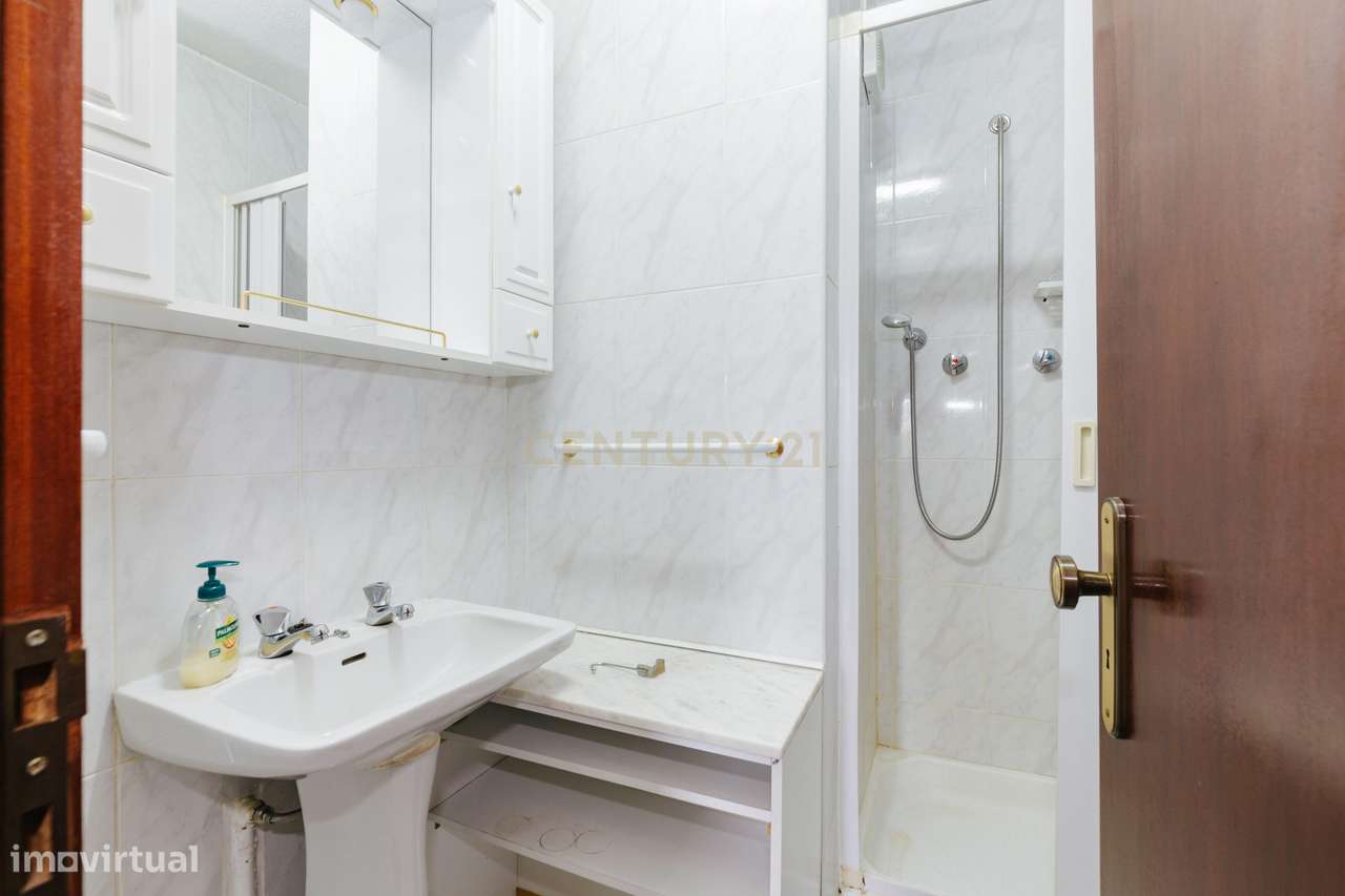 Apartamento T4 à venda no Barreiro-16