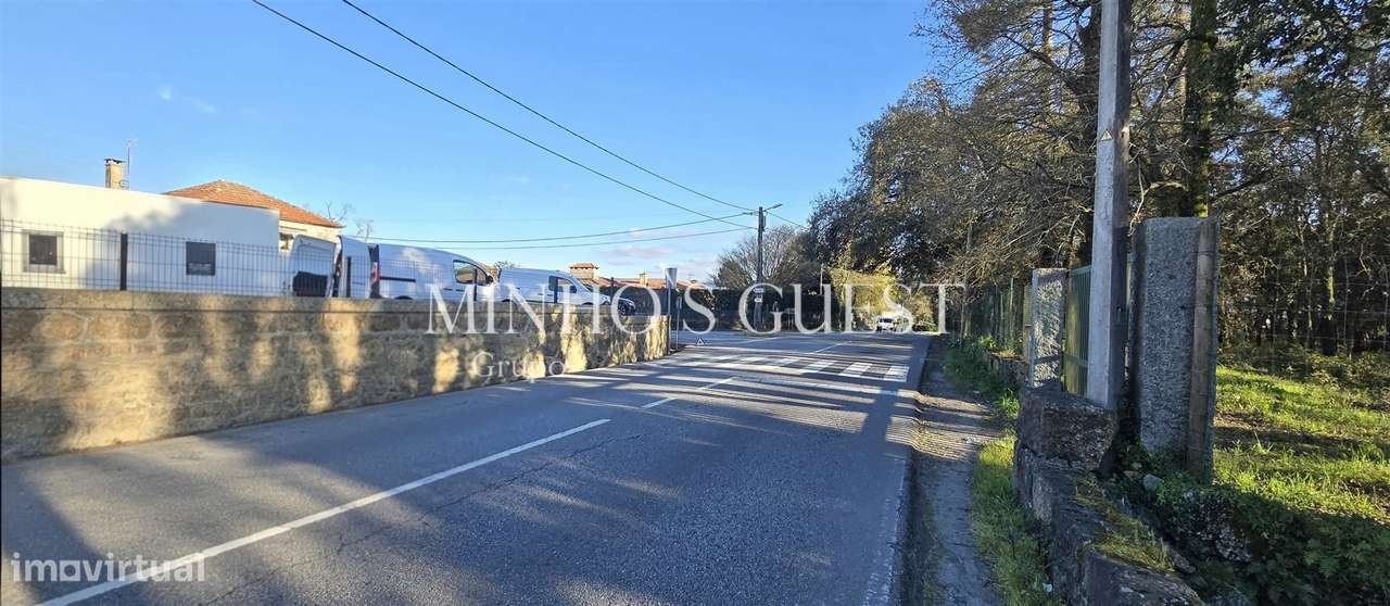 4 Moradias + Terreno c/ possibilidade de negócio - Vila Nova de Famali-12
