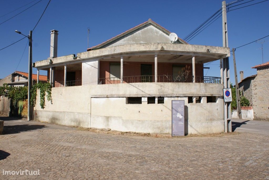 Duas Moradias em banda compostas por r/c e 1º andar, terraço e quintal