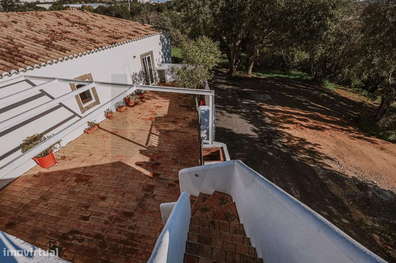 MORADIA  ESPAÇO EXTERIOR  E ZONA DE ESTACIONAMENTO PRIVATIVO-34