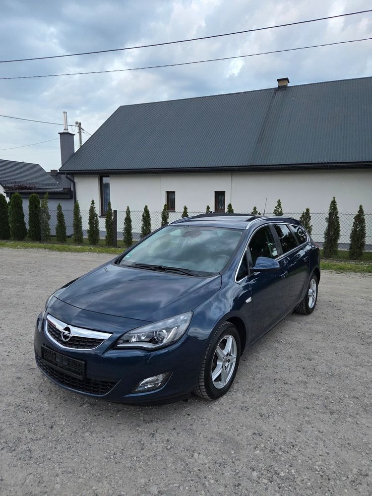 Opel Astra J 1.6 Turbo Sport 2011