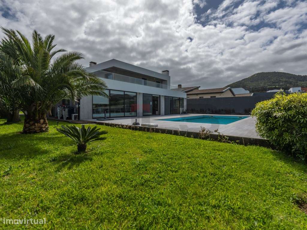 Moradia T4 de Luxo | Piscina de Sal | Lote 2.204m² | Pico da Pedra,... - Grande imagem: 3/60