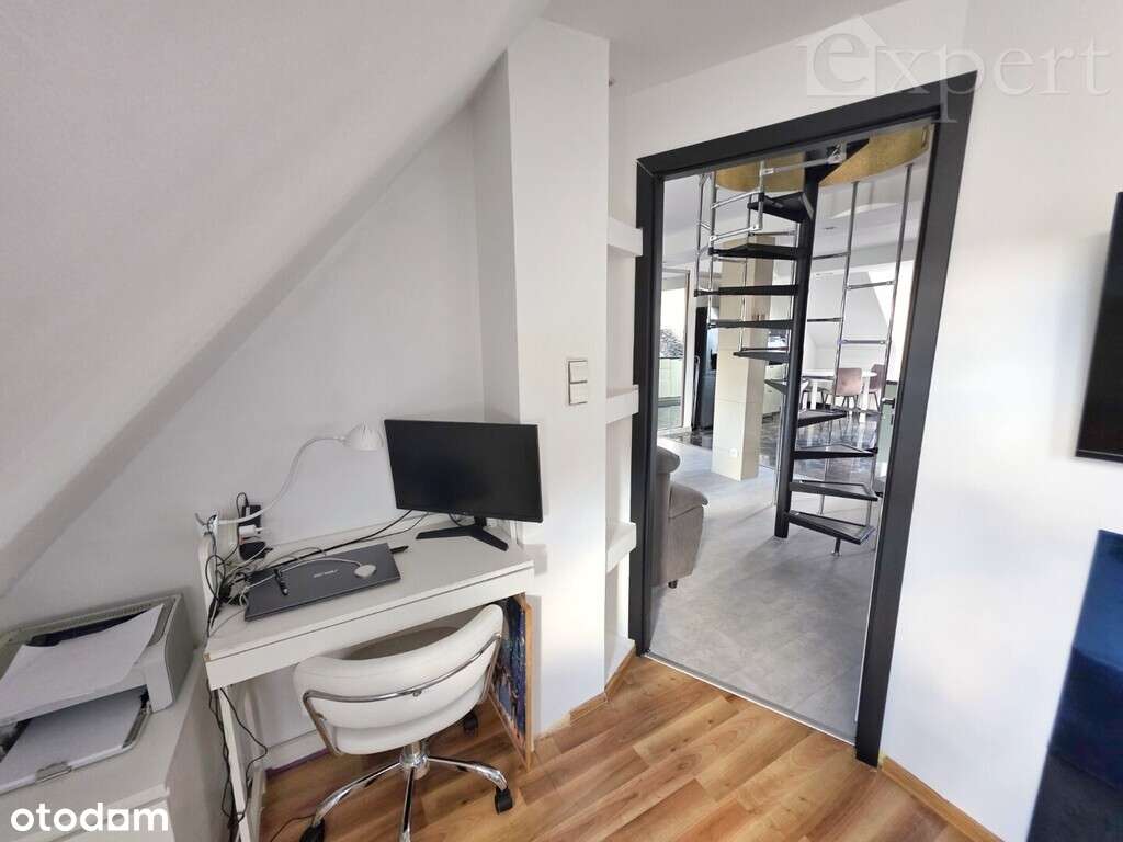 Dwa poziomy z tarasem i miejscem parkingowym-13