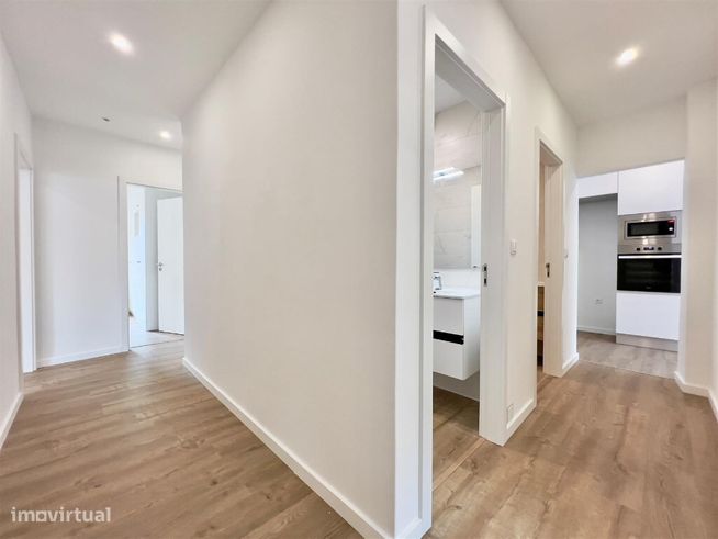 Apartamento T4 com garagem em zona da Guarda Inglesa, Santa Clara-3