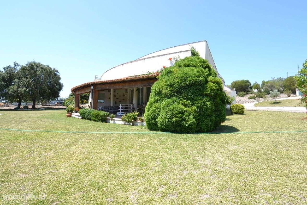 Moradia V7 inserida em terreno de 7.440 m2 - Grande imagem: 3/33