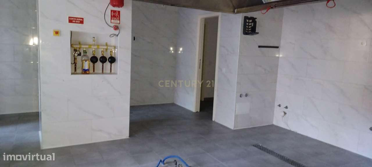 Loja com Saída de Fumos e 2 Lugares de Parqueamento – Empreendimento “ - Grande imagem: 5/11