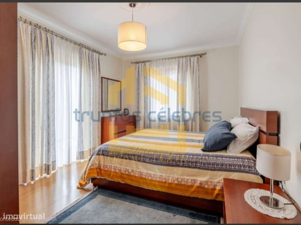 Moradia T4 de 4 Frentes Renovada inserida num lote de 1450m2 | Laún...-18