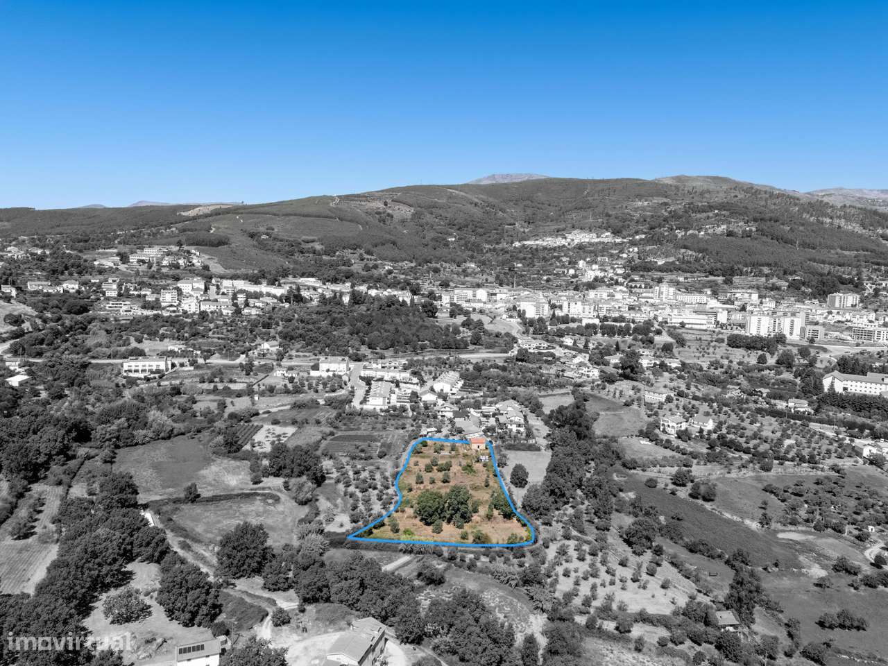 Moradia em pedra isolada com piscina e jardim-16