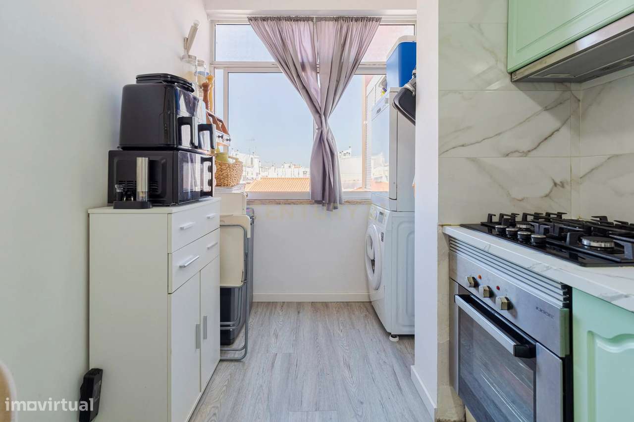 Apartamento T2/3  remodelado com excelente luminosidade e varanda fech-5