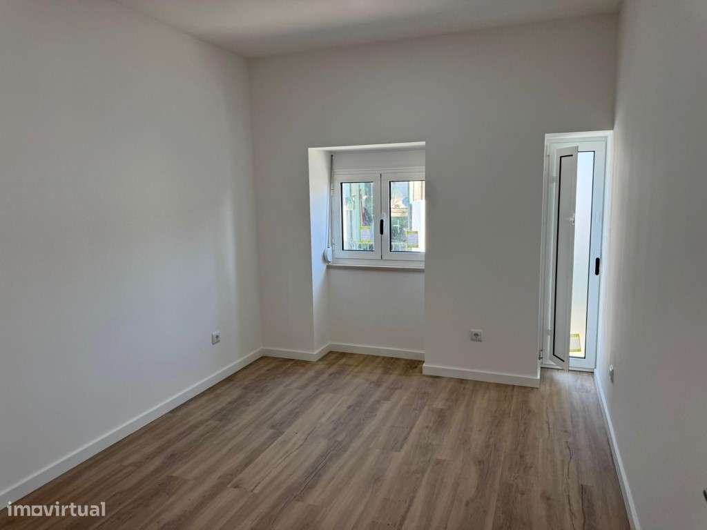 Moradia completamente remodelada na Carapinheira-6