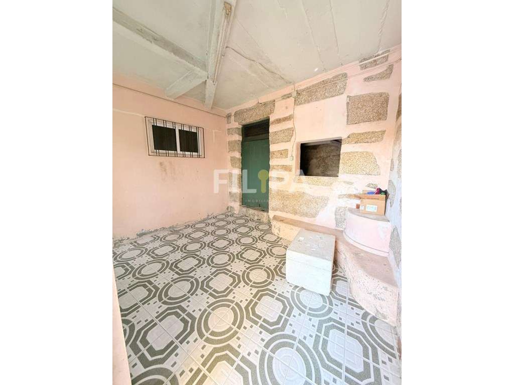 Moradia com 4 frentes no centro de Recarei - espaço, luz e excelent...-22