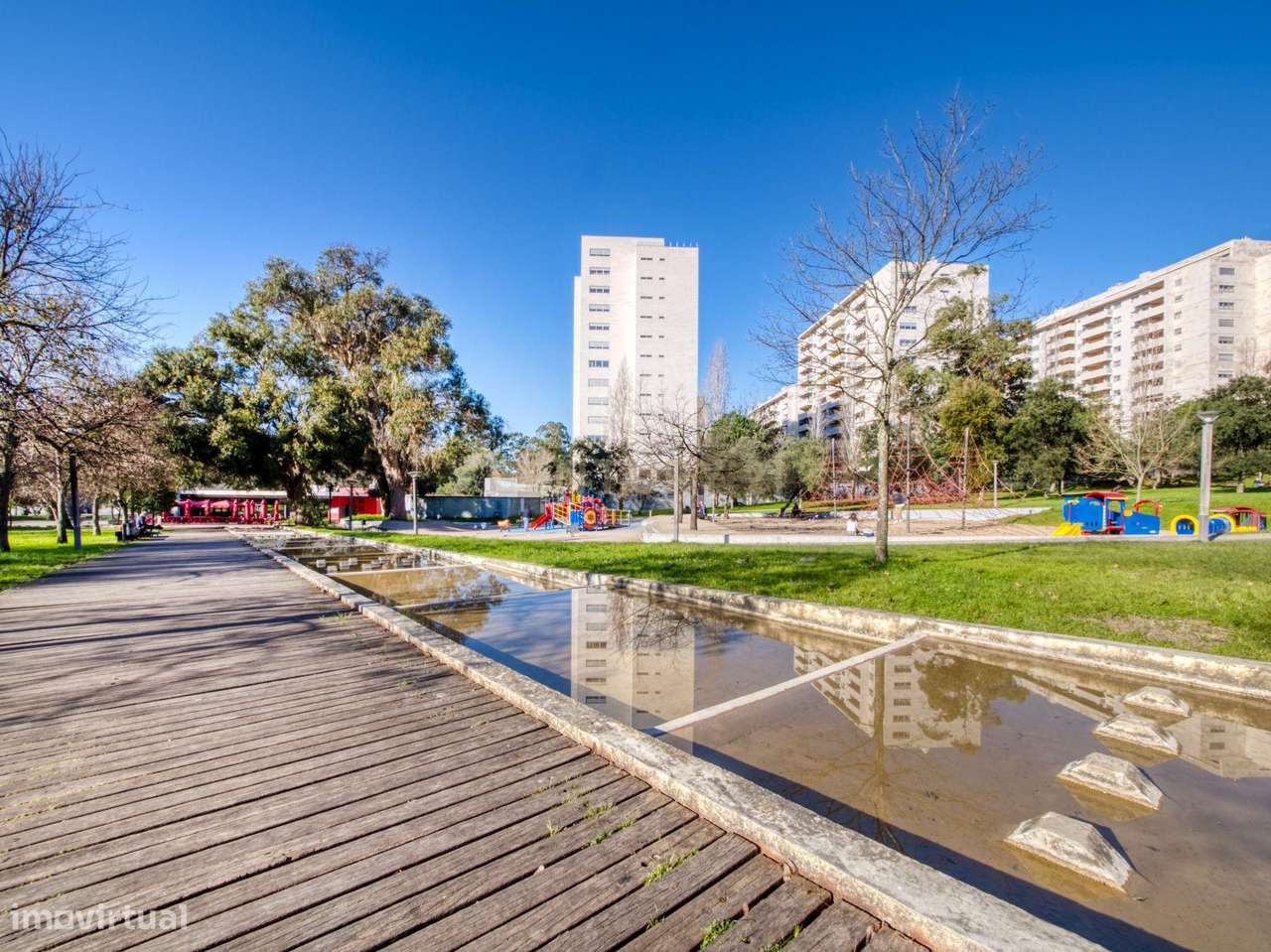 Fantástico T2 com varanda frente ao Parque das Conchas-41