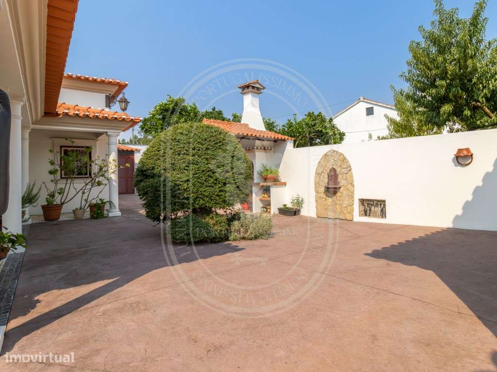 Moradia de Luxo T4+2, Remodelada, Mobilada, Piscina, Salão de Jogos...-38