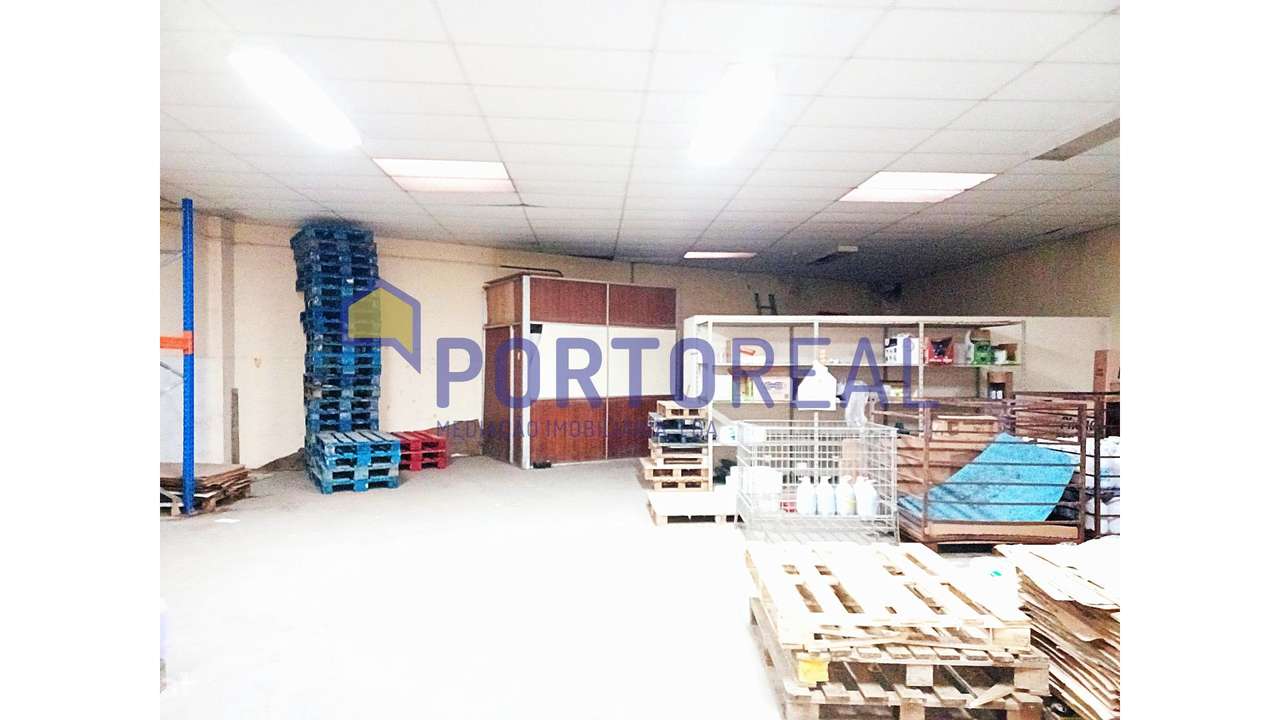 Armazém 2 entradas na Rua Zambeze- Porto-15