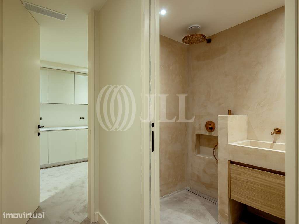Moradia T3+1 com jardim, piscina e garagem, no Estoril-34