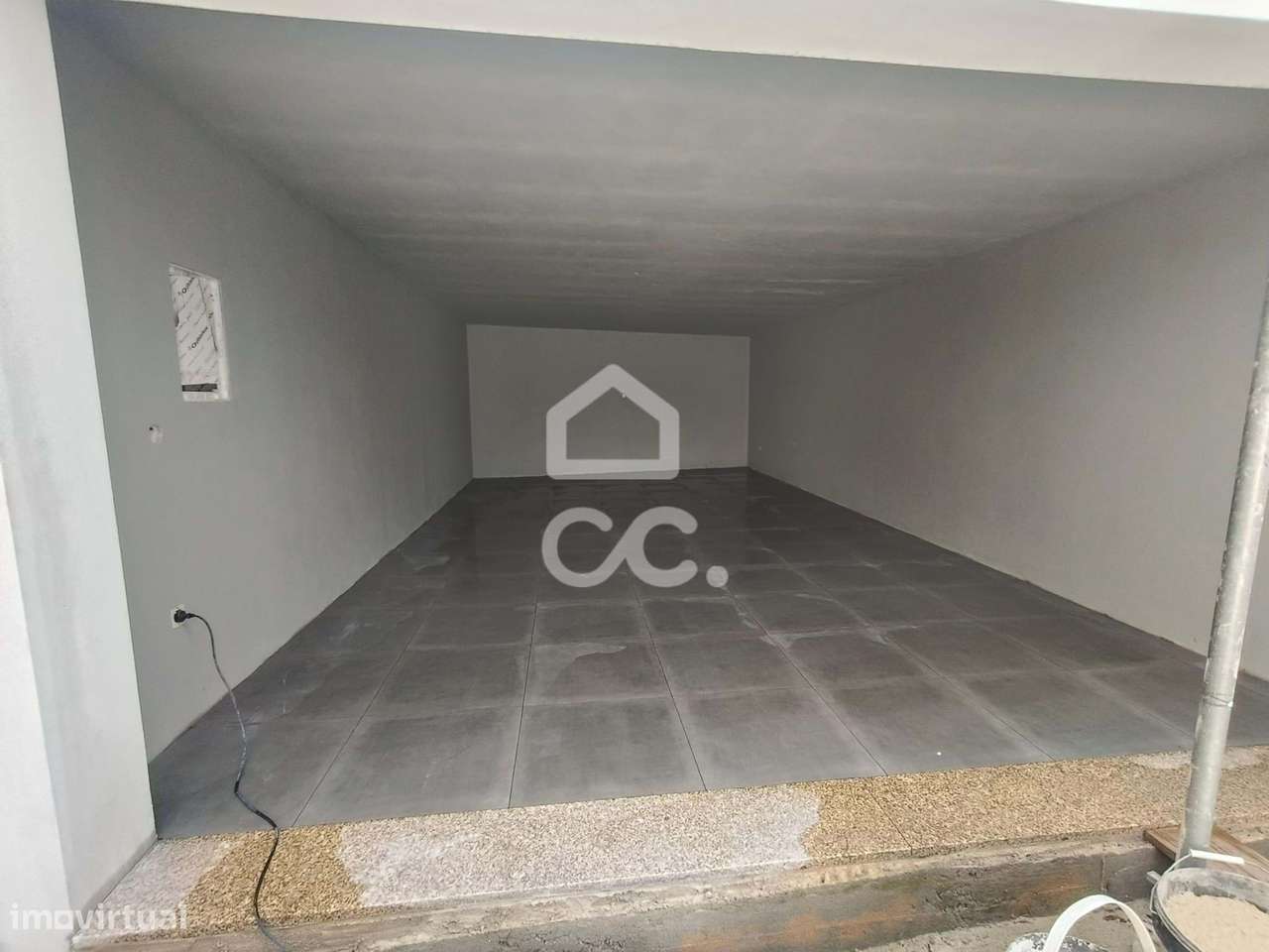 Moradia T3 Nova com 3 Suites, Jardim e Terraço – Design Contemporâneo-23