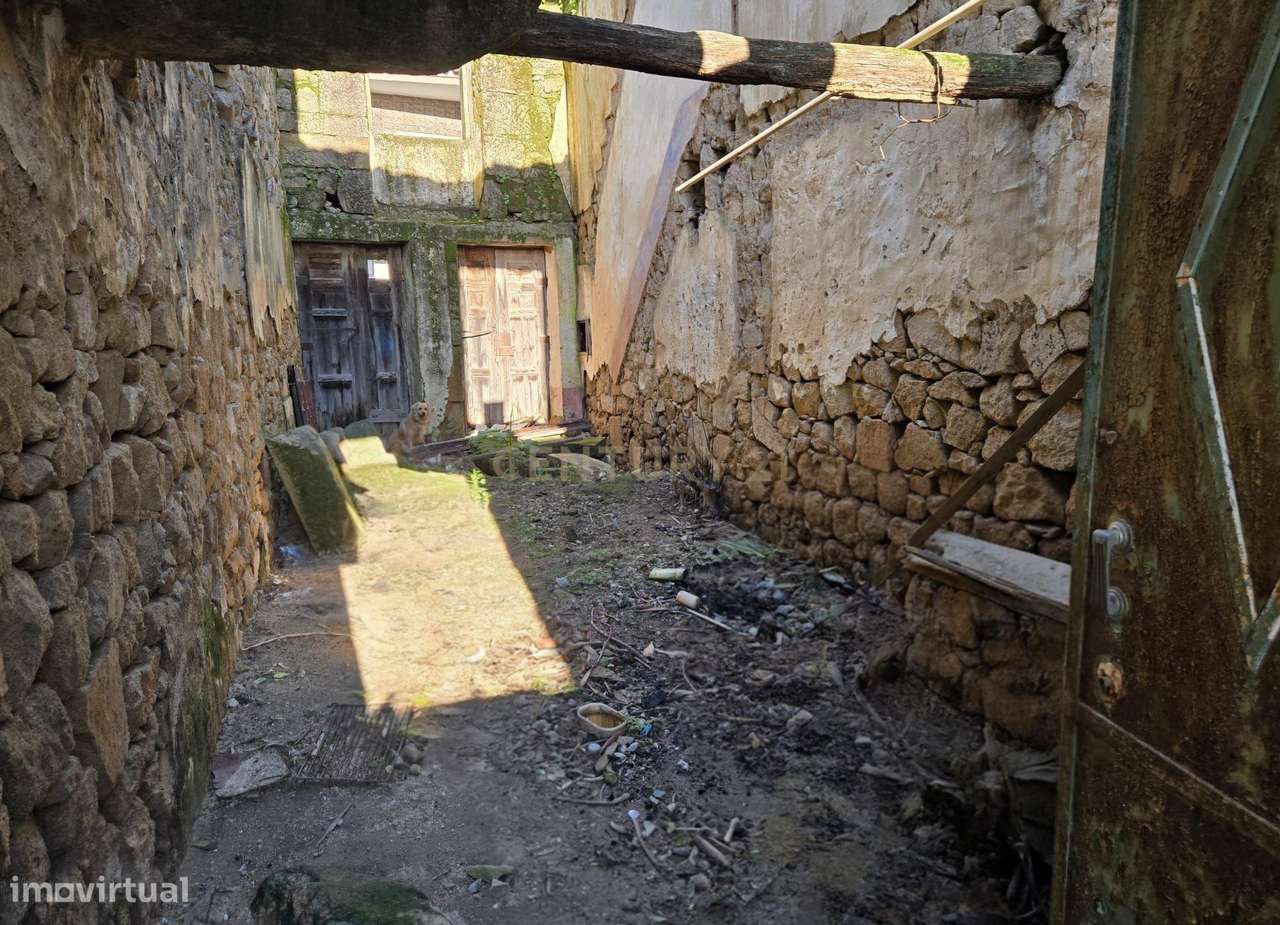 Ruína de 2 Pisos no centro de Alcains, Castelo Branco - Grande imagem: 4/4