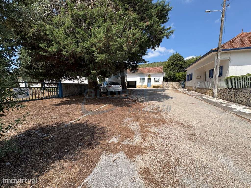 Moradia T5 com Grande Terreno Plano, Garagem, Anexos e Elevado Pote...-27