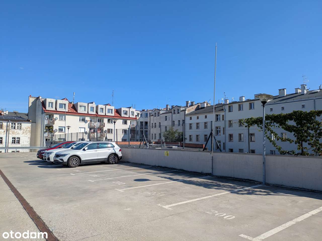 Miejsce w garażu/parkingu wielopoziomowym naziemnym + pilot