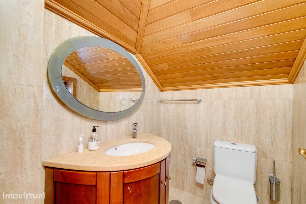 Encantadora Moradia de 4 Frentes-31