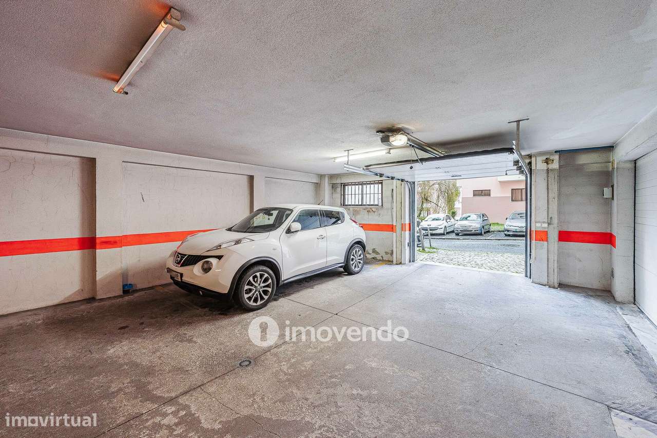 Apartamento T3, com estacionamento e arrecadação, na Ramada-48