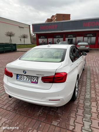 BMW Seria 3 320i Luxury Line - 9