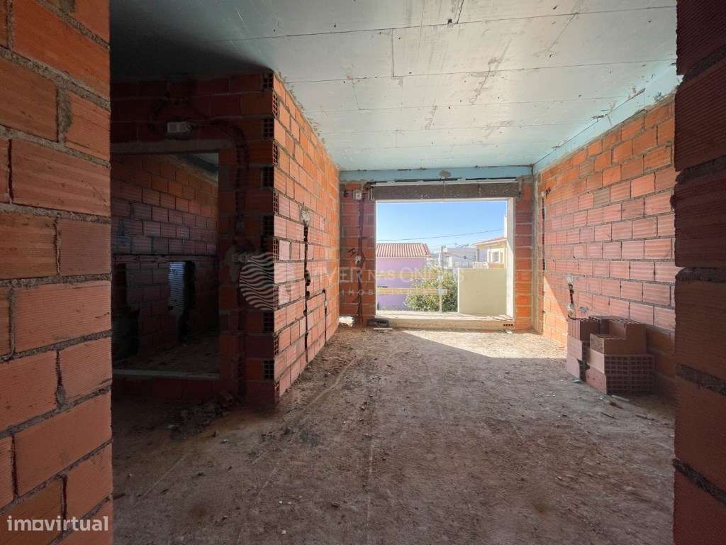 Moradia Geminada T4 - 3 Suítes, Piscina e Garagem - Fernão Ferro - Grande imagem: 3/9