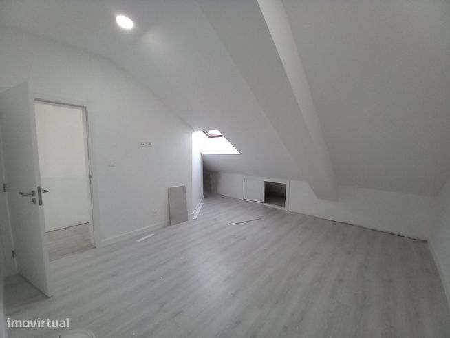 Apartamento Duplex Totalmente Remodelado na Costa da Caparica-22