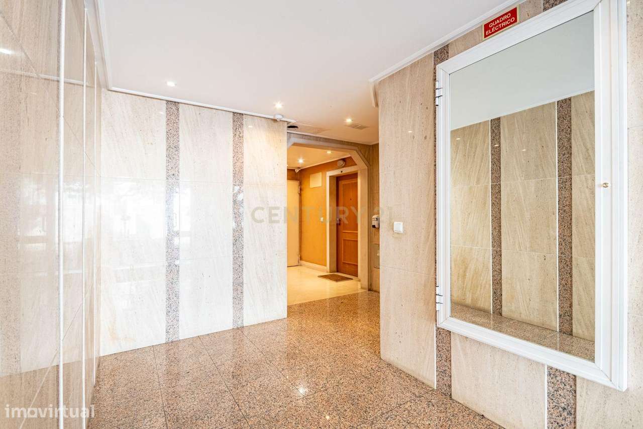 T3 com Terraço de 50m² a Sul, Garagem e Arrecadação | Jardins da Pared-24