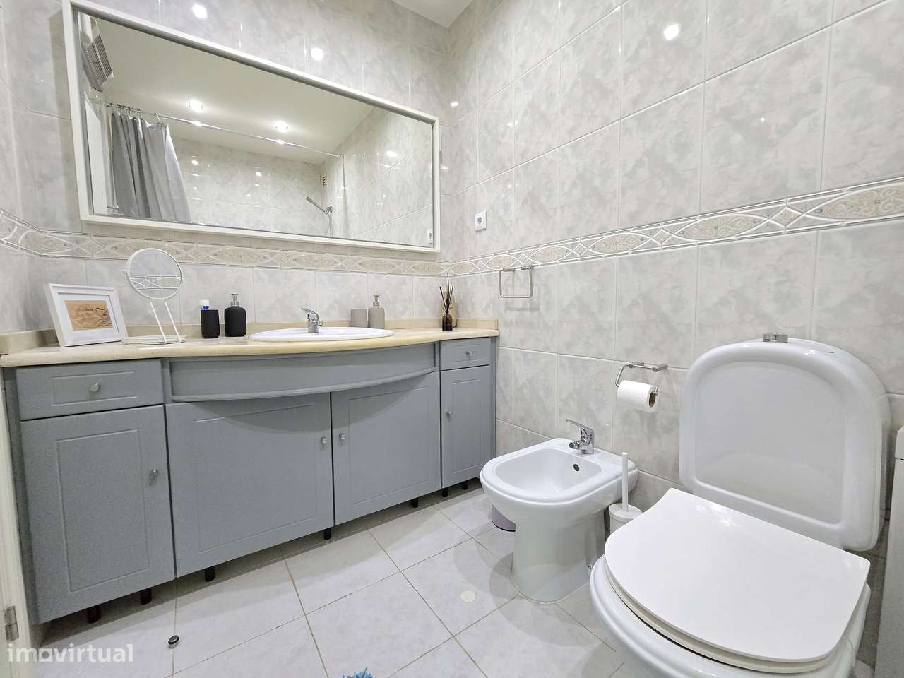 Apartamento T2 remodelado no centro, a 200m do Arco da Porta Nova-11