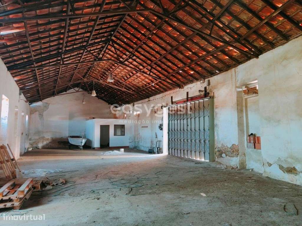 Armazém para recuperar com logradouro no centro de Aljustrel - Grande imagem: 5/11