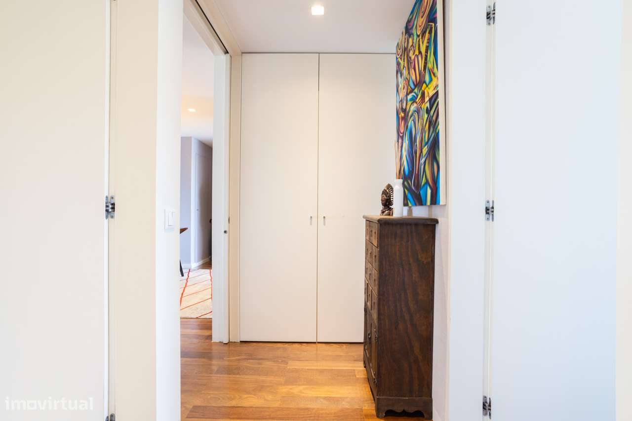 Excelente imóvel T2 com Garagem Box, condomínio Fechado com Court de T-25