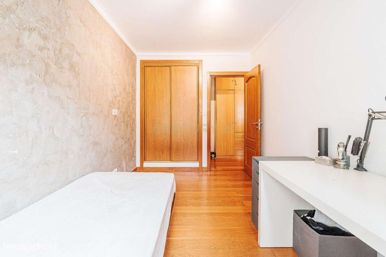 Acolhedor Apartamento T2 com Box e Arrecadação na Brandoa-12