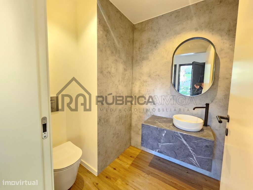 Moradia V3 renovada, com logradouro e anexo-11