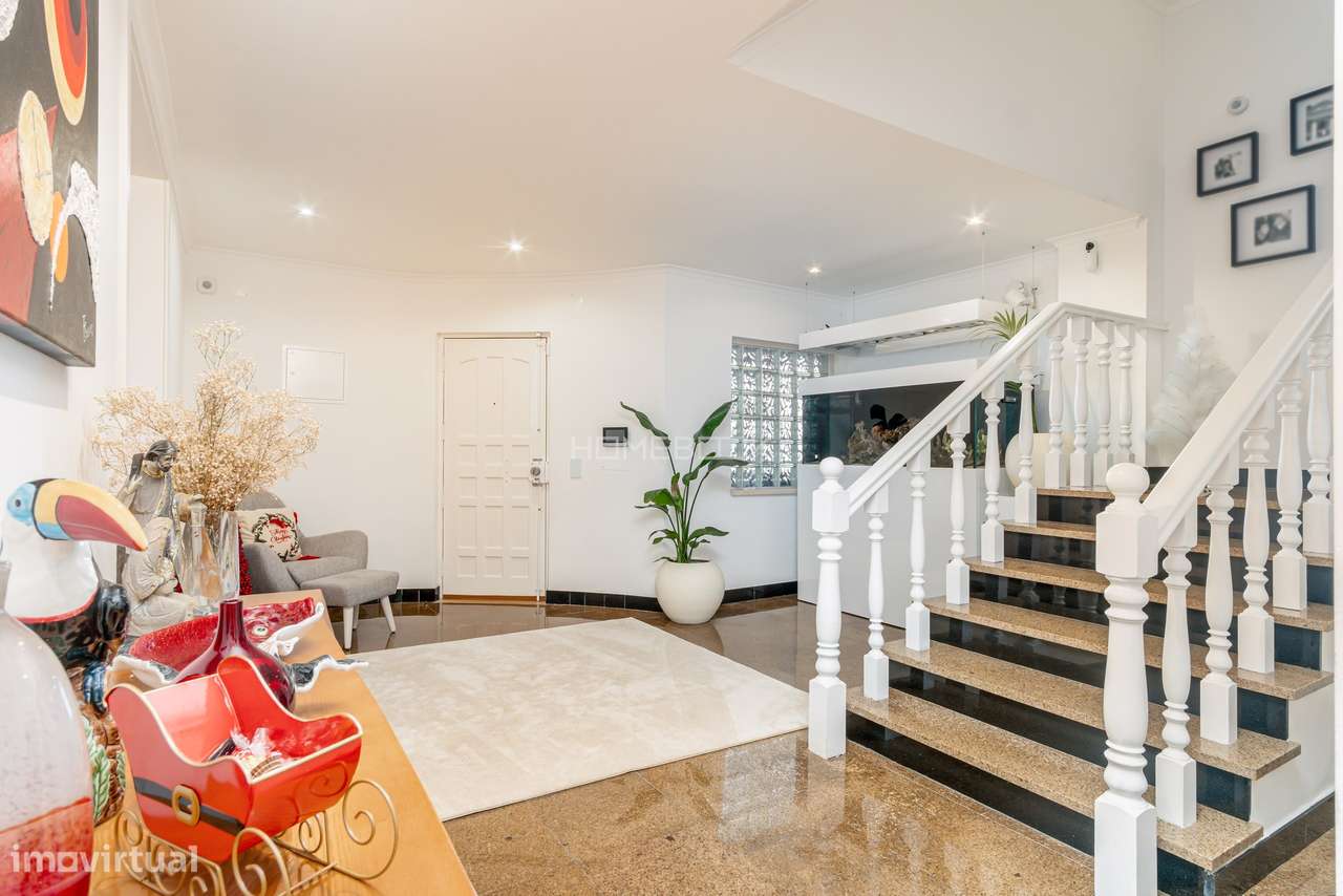 Moradia T5 renovada em condomínio fechado com piscinas, campo de ténis-6