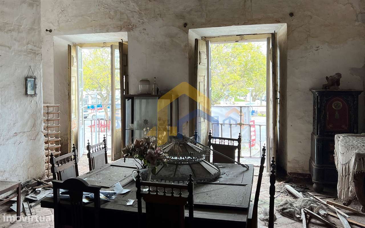 Prédio com habitação e serviços, no centro de Estremoz - Grande imagem: 5/15