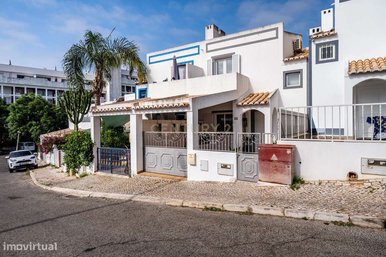 Moradia T2+1 com Terraço e Quintal em Montechoro, Albufeira