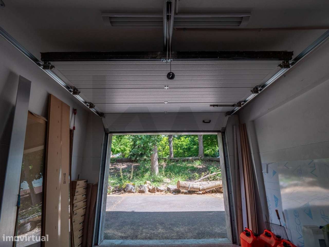 Box em frente ao Colégio Maristas de Carcavelos - Grande imagem: 5/11