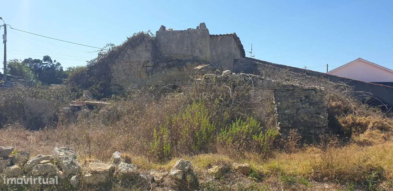 Terreno Urbano com ruína e projeto aprovado para uma moradia T4 na Mou-2
