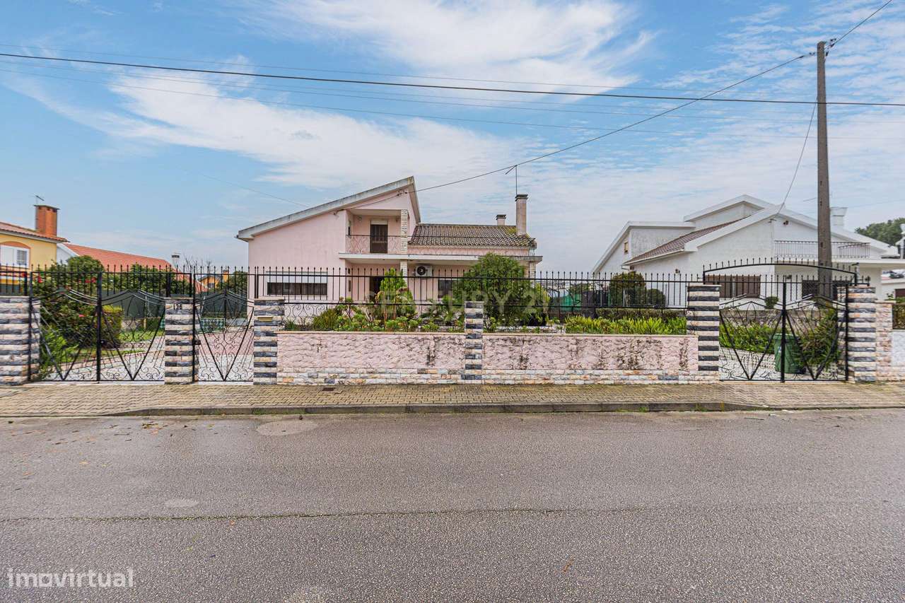 Excelente Moradia T3+4 em Fernão Ferro duas garagens-28