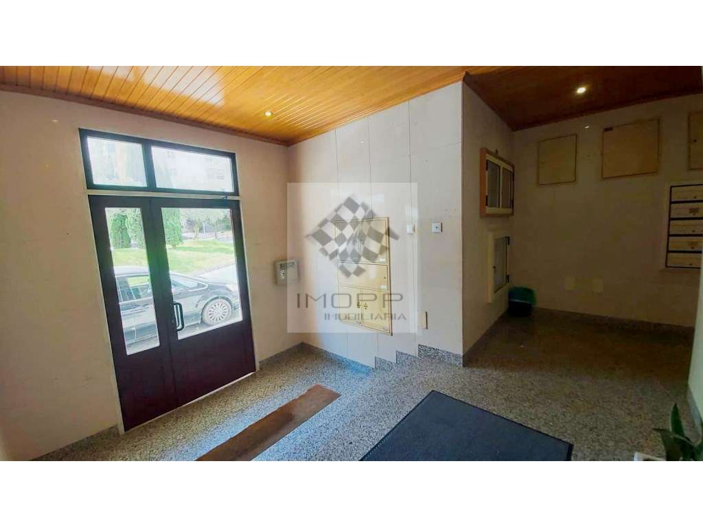 Fabuloso T4 na Radial em Odivelas com estacionamento!-47