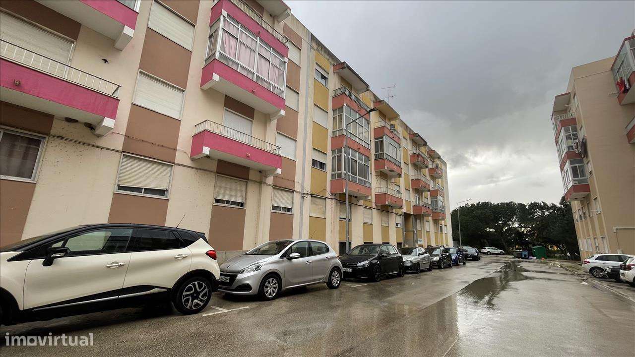 Apartamento T3, com Varanda, no Centro do Pinhal Novo-19