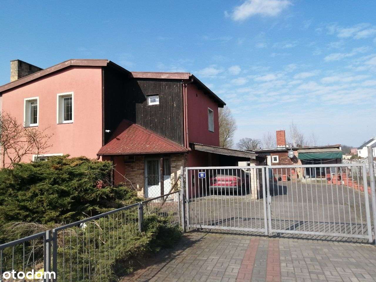 dom wraz z kompleksem zabudowań