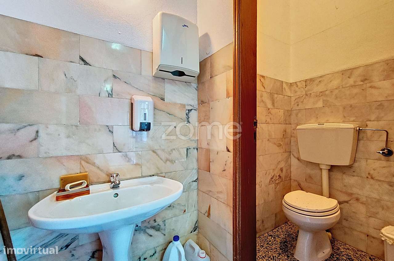 Loja no centro de São Bartolomeu de Messines com 216m2-20